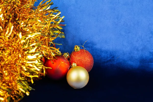 Composición Navideña Con Juguetes Navideños Forma Globos Sobre Fondo Terciopelo — Foto de Stock