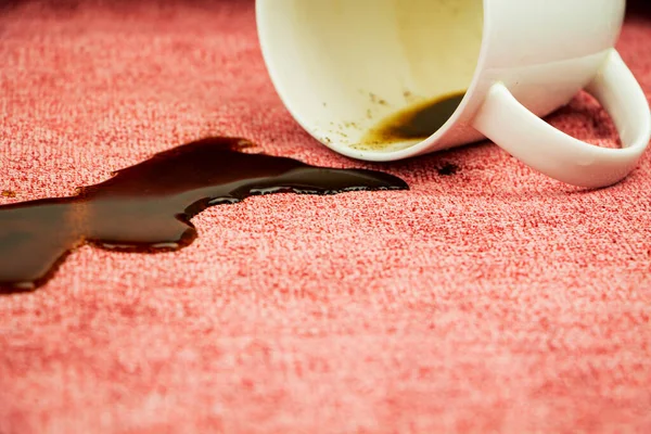 Hafif bir kumaş, masa örtüsü, kanepe. Yıkama, kumaşı temizleme.