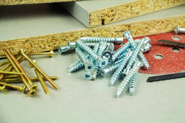 Tamir ve inşaat için aletler. Tornavida, mobilya vidaları, mezura, kendi kendine tıkırdayan vidalar, mesaj atacak bir yer. Üst görünüm.