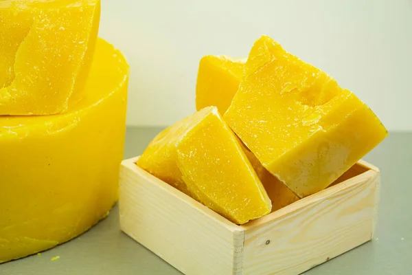 Büyük doğal balmumu parçaları, yakın çekim, mum, krem, sabun, ekolojik ürünler için hammadde