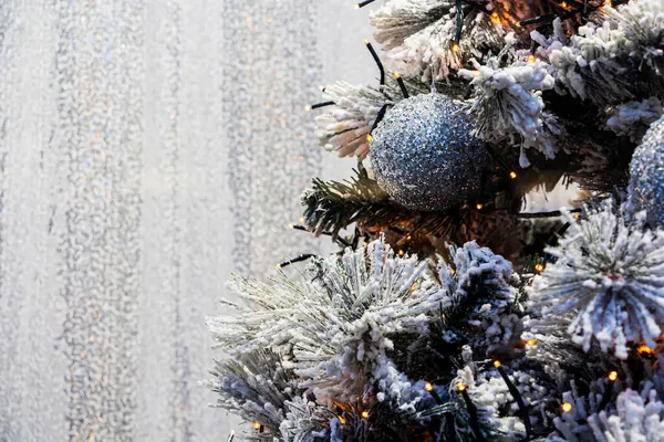 Χριστουγεννιάτικο Δέντρο Και Χριστουγεννιάτικα Στολίδια Πρωτοχρονιά Χριστούγεννα Διακοπές — Φωτογραφία Αρχείου