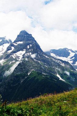 Kafkasya Dağları. Yazın dağ zirveleri