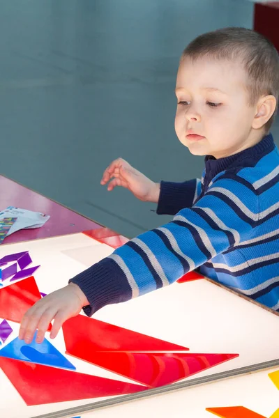 Pojken Leker Inomhus Spelupplevelse För Små Barn — Stockfoto