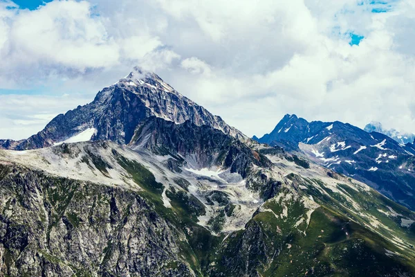 Kafkasya Dağları. Yazın dağ zirveleri