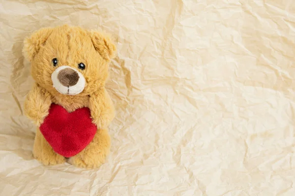 Uma Boneca Urso Pelúcia Segurando Travesseiro Forma Coração Com Amor — Fotografia de Stock