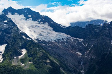 Kafkasya Dağları. Yazın dağ zirveleri.