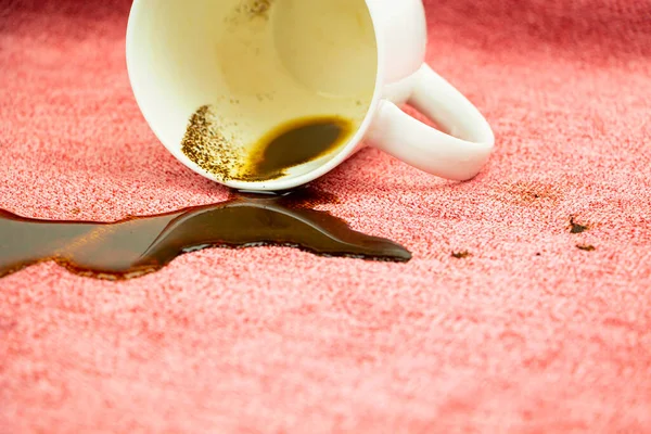 Ein Fleck auf hellem Stoff, Tischdecke, Sofa. Waschen, das Gewebe von Flecken befreien. Stockfoto