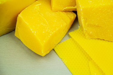 Büyük doğal balmumu parçaları, yakın çekim, mum için hammadde.