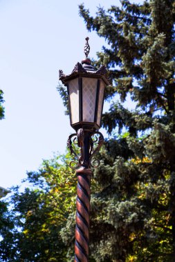 Eski bir demir fener. Parktaki bahçe lambası.