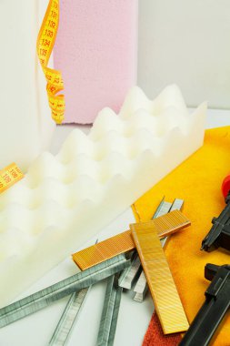 Mobilya üretim ve onarım konsepti. Zımba ve zımbalar, çalışma aracı