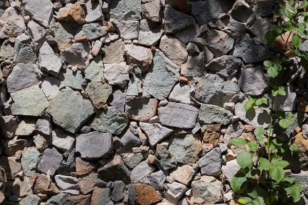 Η τραχιά υφή της επιφάνειας του άγριου πέτρινου τοίχου. Ιστορικό. — Φωτογραφία Αρχείου
