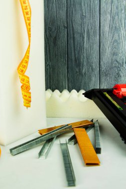 Mobilya üretim ve onarım konsepti. Zımba ve zımbalar, çalışma aracı