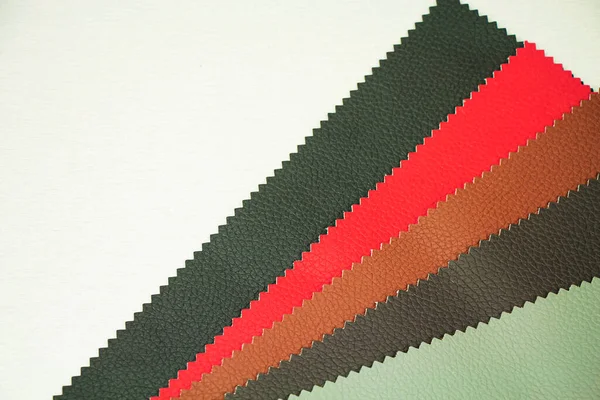 Amostras de tecido coloridas e brilhantes de móveis de couro e estofos de roupas. Close-up de uma paleta de listras abstratas têxteis de cores diferentes — Fotografia de Stock