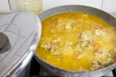 Pilav malzemeleri. Havuç, soğan soğanı, pirinç, dilimlenmiş et, tuz, böğürtlen, safran, kimyon tozu, yağ. Adım adım pişirme işlemi.