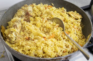 Pilav malzemeleri. Havuç, soğan soğanı, pirinç, dilimlenmiş et, tuz, böğürtlen, safran, kimyon tozu, yağ. Adım adım pişirme işlemi.