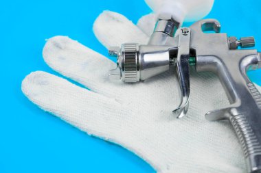 Atölyedeki işyerinde talimatlar ve boya tabancası..