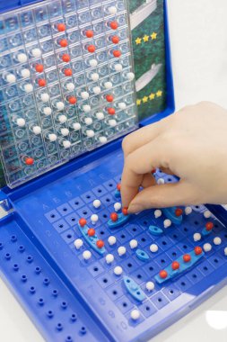 Oyun-Deniz Savaşı portre. Oyuncak savaş gemileri ve denizaltı oyun alanına yerleştirilir. kavram-strateji, düşünme, zafer, yenilgi