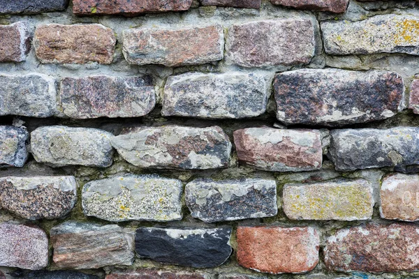 Szorstka teksturowana powierzchnia dzikiego kamiennego muru. Kontekst. — Zdjęcie stockowe