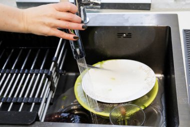 Suyun altında bulaşık yıkayan kızların yakın plan fotoğrafları..