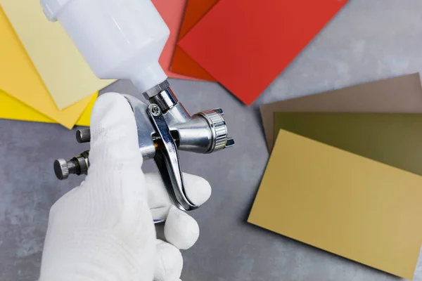 Paint spray gun at work at the workplace in the workshop. — Stock Photo, Image