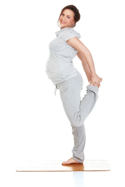 妊娠中の女性がエアロビクスの練習 — ストック写真