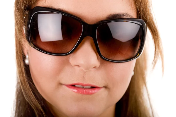 Retrato de cerca de la mujer en gafas de sol — Foto de Stock