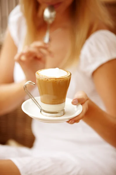 Mulher atraente desfrutando de xícara de café — Fotografia de Stock