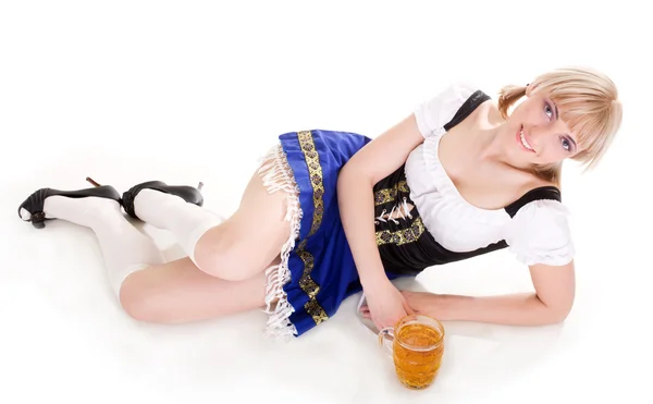 Jovem mulher bonita vestindo um dirndl com caneca de cerveja — Fotografia de Stock