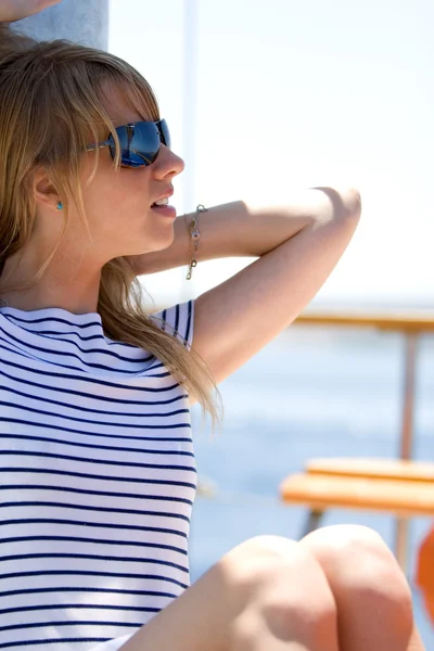 Mooie jonge vrouw in zonnebril — Stockfoto