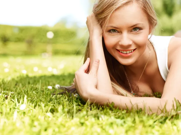 Dívka v trávě (střední formát obrazu) — Stock fotografie