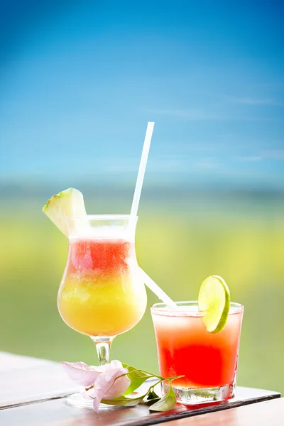 Cocktails on a tropical island — Stock Photo, Image