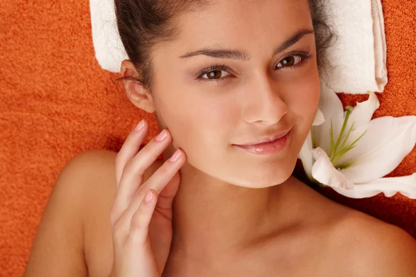 Chica con piel de oliva en el spa — Foto de Stock