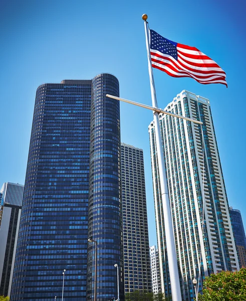 Amerikaanse vlag ower wolkenkrabbers — Stockfoto