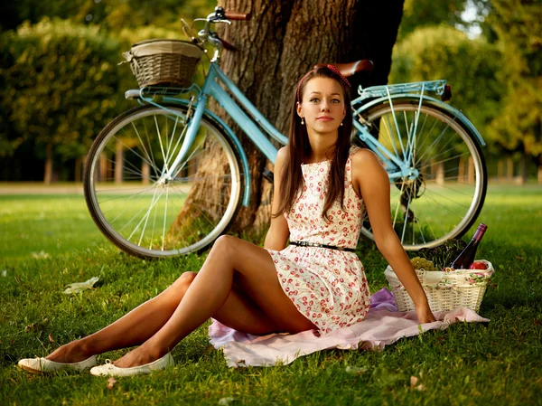 复古贴图女孩的自行车 — 图库照片