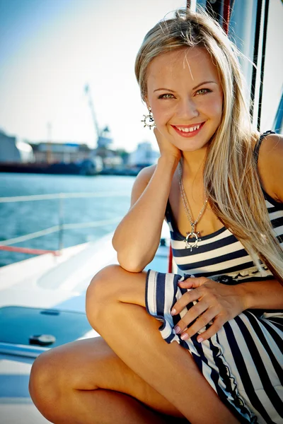 Ragazza su uno yacht — Foto Stock