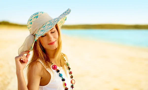 Fille dans un chapeau — Photo