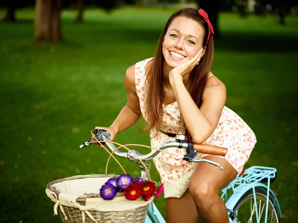 Ragazza con bicicletta blu — Foto Stock