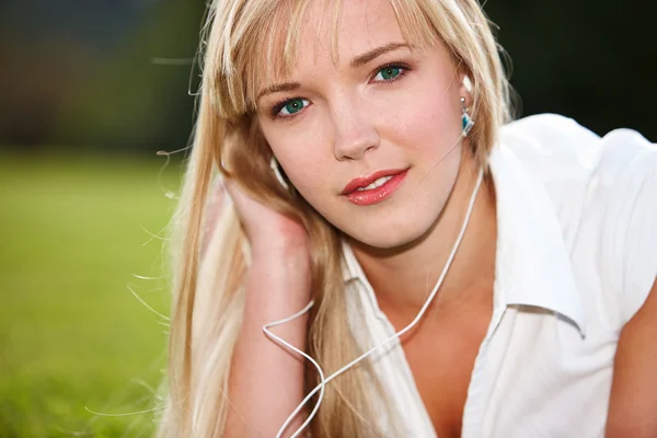 Ouvir Música Feminina — Fotografia de Stock