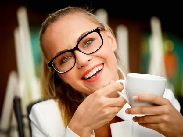 Mulher em coffee break — Fotografia de Stock