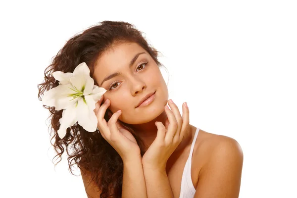 Mujer con flor en el cabello — Foto de Stock