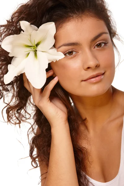 Mulher com flor no cabelo — Fotografia de Stock