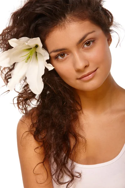 Mujer con flor en el cabello — Foto de Stock