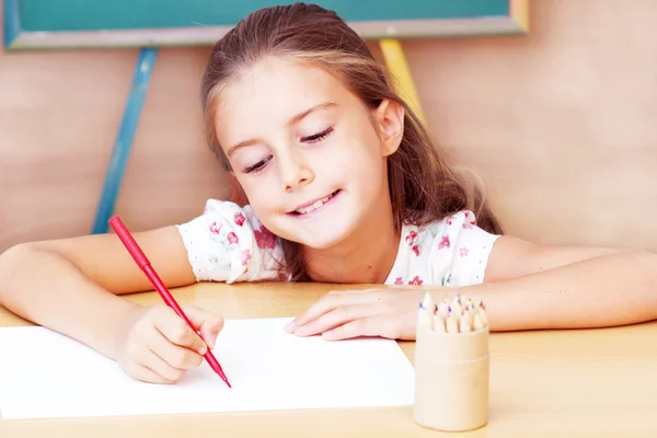 Skolflicka i clasroom - tillbaka till skolan — Stockfoto