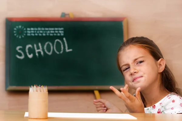 Skolflicka i clasroom - tillbaka till skolan — Stockfoto