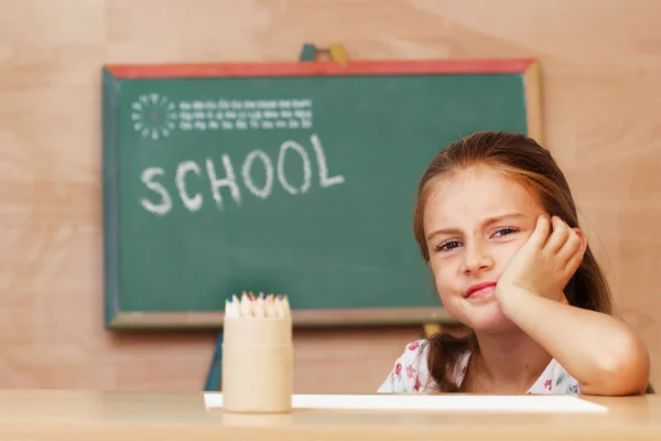 Skolflicka i clasroom - tillbaka till skolan — Stockfoto