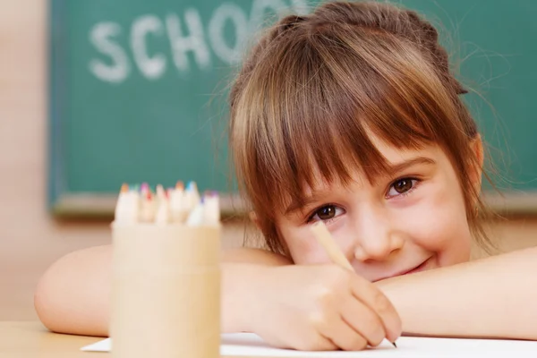 Colegiala en el salón de clases - de vuelta a la escuela Imágenes De Stock Sin Royalties Gratis