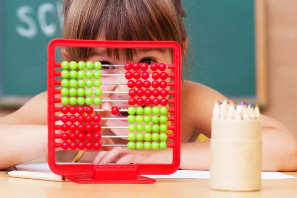 Skolflicka i clasroom - tillbaka till skolan — Stockfoto