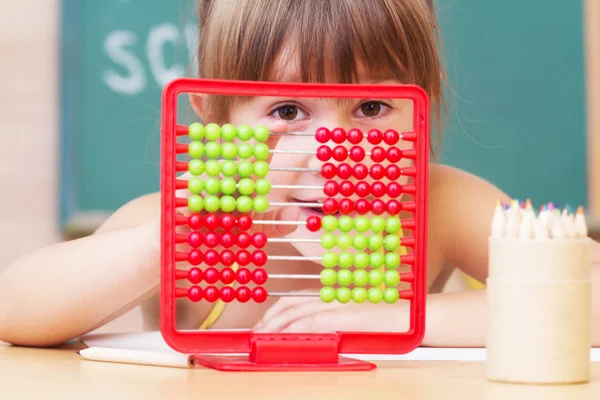 Školačka v clasroom - zpátky do školy — Stock fotografie