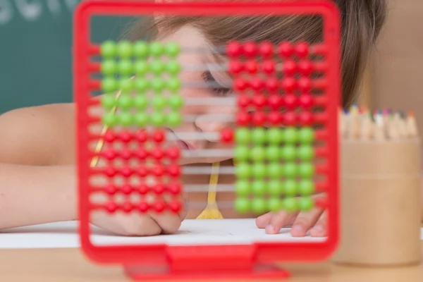 Schülerin im Klassenzimmer - zurück zur Schule — Stockfoto