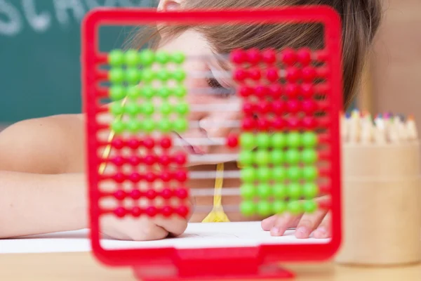 Colegiala en el salón de clases - de vuelta a la escuela — Foto de Stock